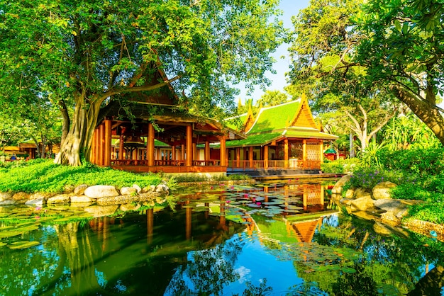 pabellón de estilo tailandés con lago y árbol en el jardín