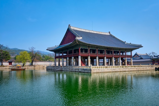 Foto pabellón gyeonghoeru royal banquet hall en el palacio gyeongbokgung, seúl