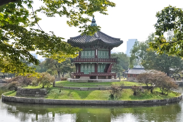 Pabellón HyangwonjeongEl Palacio Gyeongbok fue el principal palacio real de la dinastía Joseon, Corea del Sur.