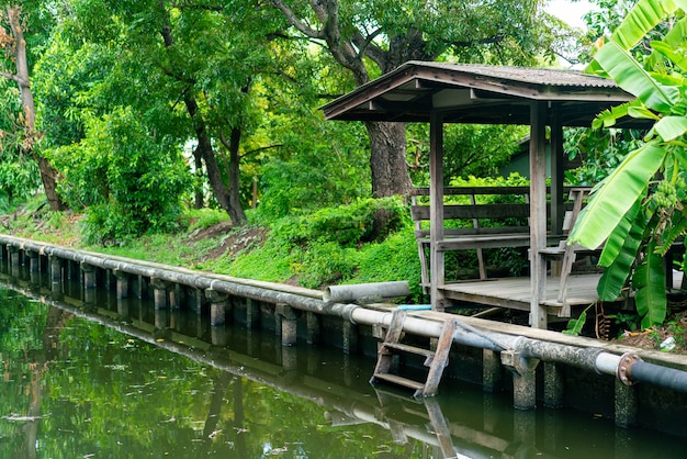 Foto pabellón de madera al lado del pequeño canal