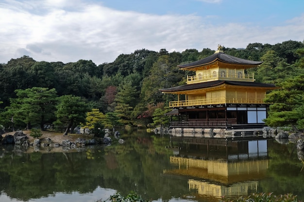 Pabellón de oro japonés Kinkakuji en otoño Kioto Japón