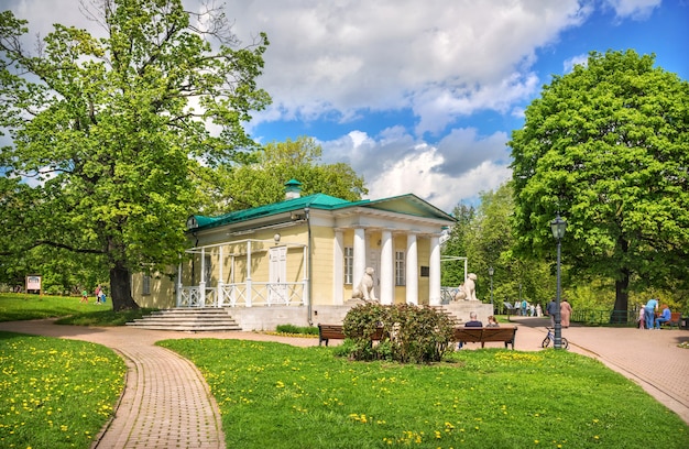 Pabellón del palacio y leones en Kolomenskoye en Moscú en un día soleado de verano