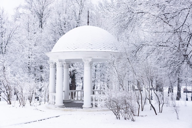 El pabellón en el parque después de las fuertes nevadas.