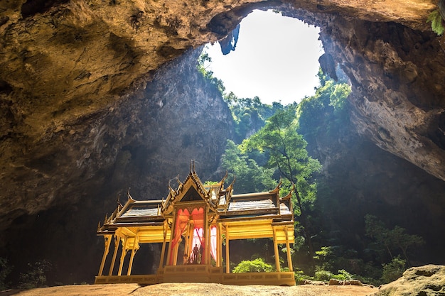 Pabellón real en la cueva Phraya Nakorn, Tailandia