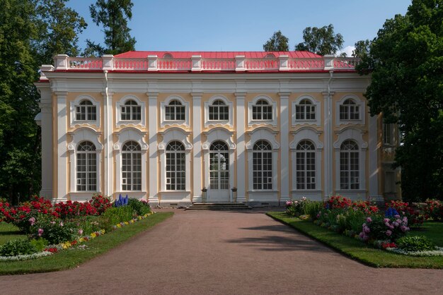 Pabellón Salón de Piedra en el Parque Oranienbaum en un soleado día de verano Lomonosov San Petersburgo Rusia