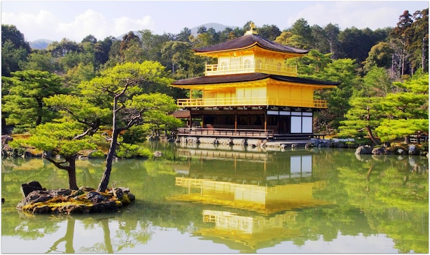 El pabellón del santuario de Kinakuji junto al lago