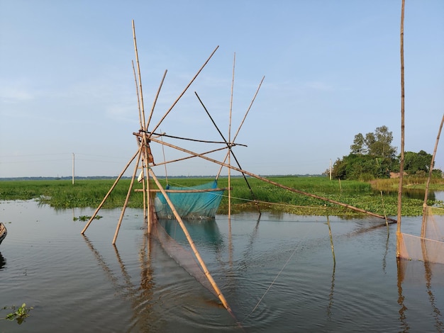 Pabna, Bangladesh - 17 de septiembre de 2022 red de pesca con pescador en el río, Bangladesh.