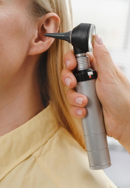 Foto paciente a fazer um exame de audição com um médico otorrinolaringologista