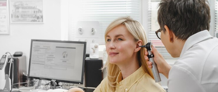 Foto paciente a fazer um exame de audição com um médico otorrinolaringologista