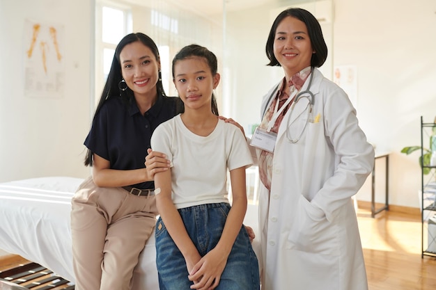 Foto paciente adolescente pediatra y su madre