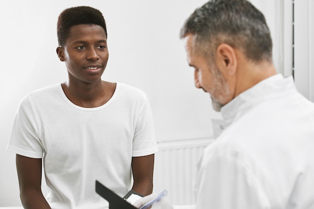 Paciente africano en consulta con el médico.