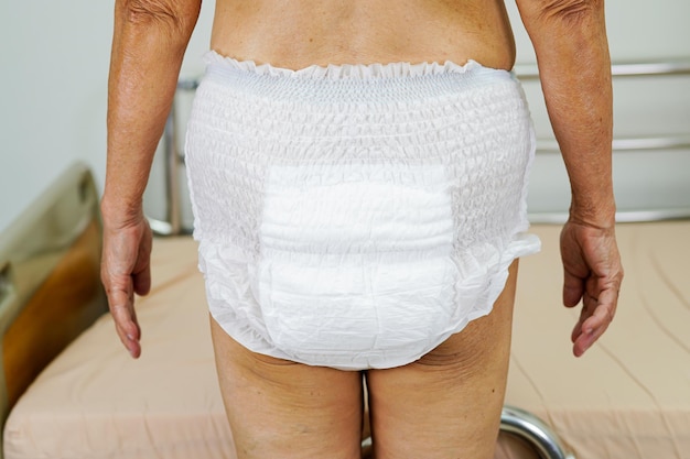 Paciente anciana asiática que usa pañales para incontinencia de adultos en el hospital