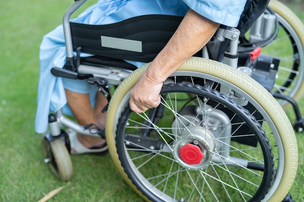 Paciente anciana asiática en silla de ruedas eléctrica en el hospital concepto médico fuerte y saludable