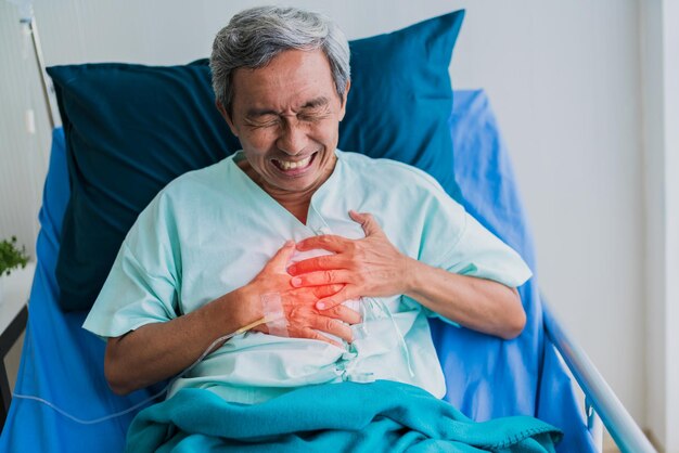 Paciente anciano en cama en el hospital