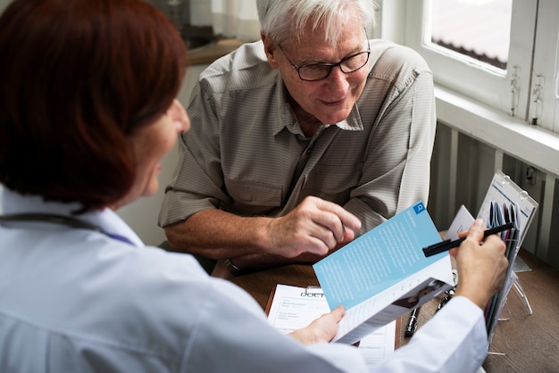 Un paciente anciano reunión médico en el hospital