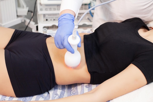 Foto paciente aplicando terapia de estimulação elétrica no estômago