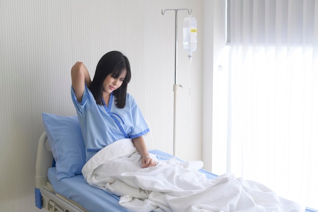 Una paciente asiática abatida tras la declaración del médico de que el cáncer
