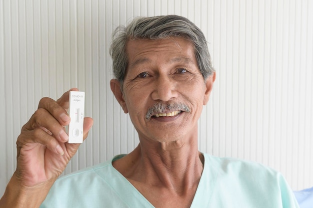 Un paciente asiático muestra los resultados de la prueba covid19 en el hospital