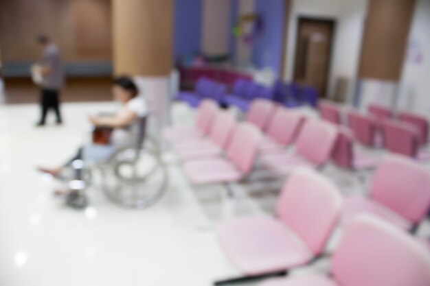 Foto paciente borroso sentado en silla de ruedas esperando ver al médico