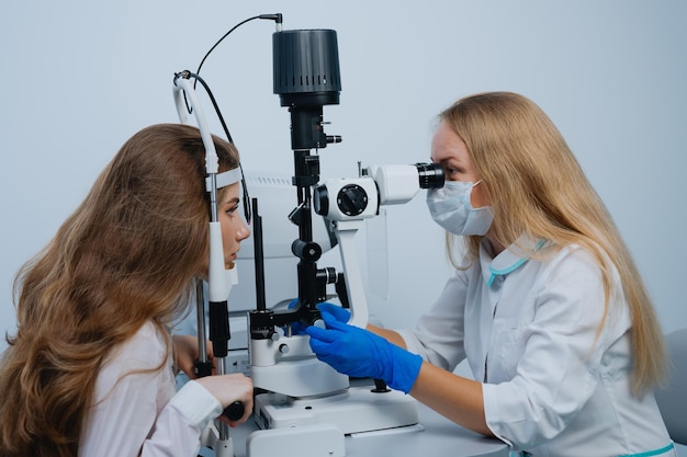 Una paciente en una cita con un optometrista Consulta con un especialista en la clínica