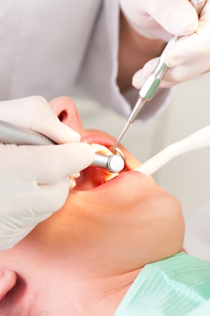 Paciente com dentista - tratamento odontológico