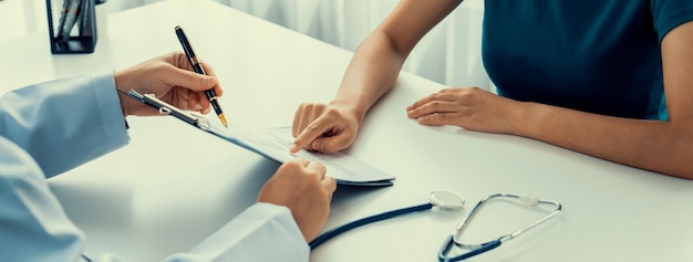 Paciente comparece à consulta médica na clínica ou no consultório do hospital Rígido