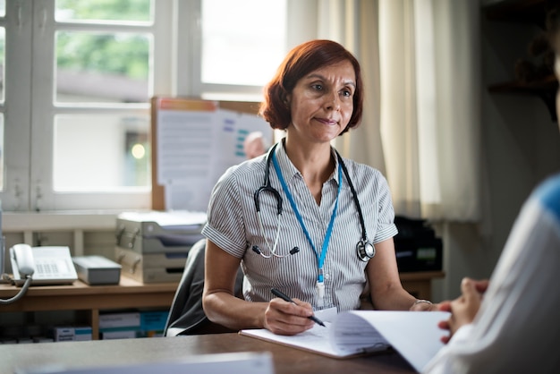 Paciente conociendo a un doctor