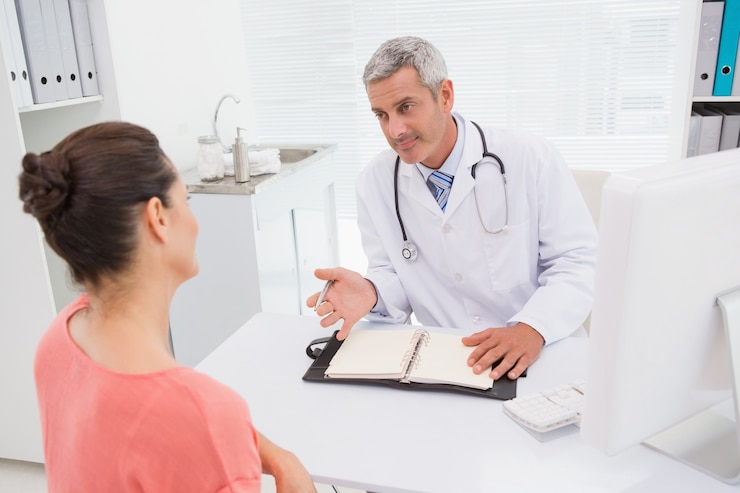 Foto paciente consulta a un médico feliz