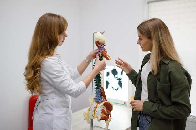 Paciente en una consulta con un neurólogo u ortopedista