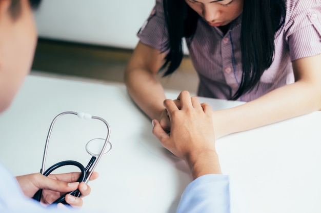 Paciente en el consultorio médico recibiendo malas noticias.