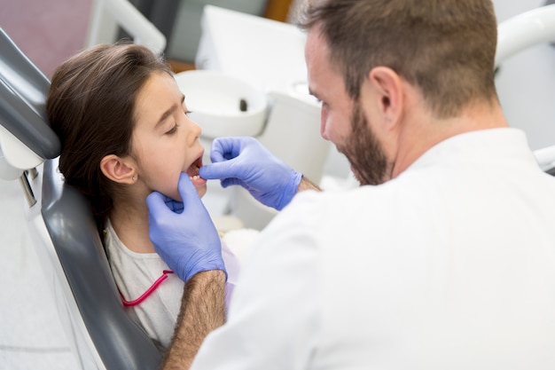 Paciente criança no dentista