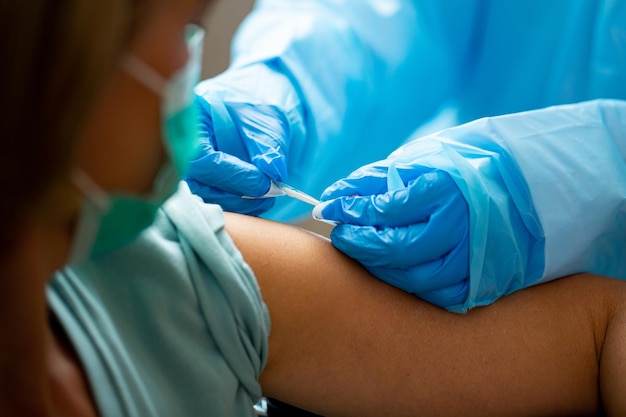 Foto paciente de vacinação para prevenção do vírus corona no hospitalsomos mais fortes que o tratamento