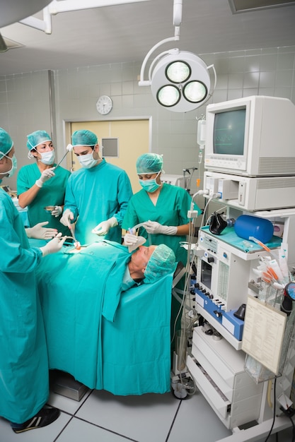 Foto paciente deitado em uma cama médica passando por uma operação