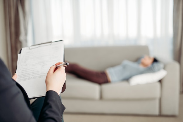 Paciente deitado no sofá na recepção do psicoterapeuta