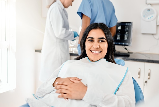 Paciente dental y retrato de mujer con sonrisa para el cuidado bucal higiene bucal y servicio médico Despacho de dentista y cliente en la clínica con felicidad para la consulta o cita de blanqueo de dientes
