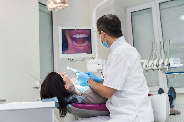 Paciente y dentista mirando la pantalla en odontología