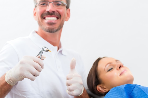 Paciente con dentista - tratamiento dental.