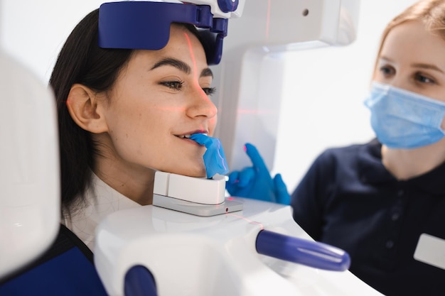 Paciente do sexo feminino faz um tomógrafo computadorizado odontológico