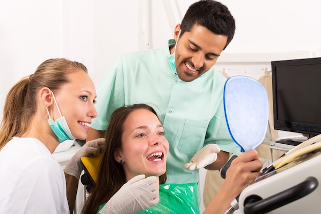 Foto paciente do sexo feminino no dentista