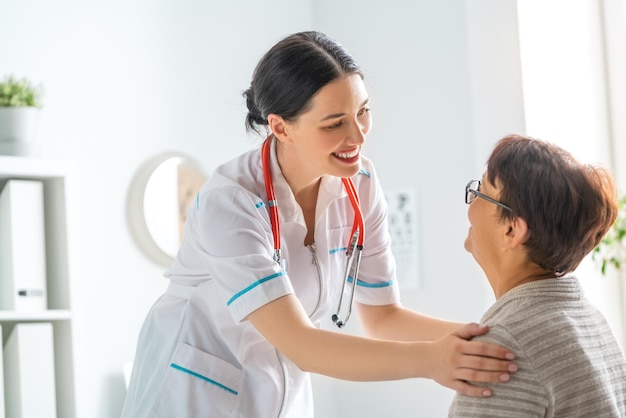 Paciente do sexo feminino, ouvindo o médico no consultório médico.