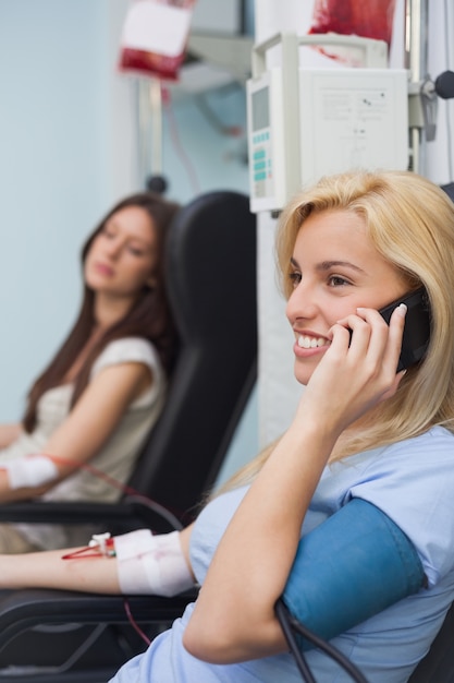 Paciente do sexo feminino que recebe uma transfusão de sangue