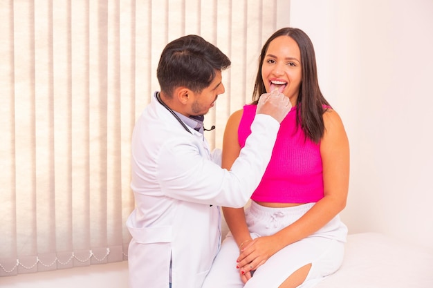 Paciente do sexo feminino tendo seu check-up de garganta no médico