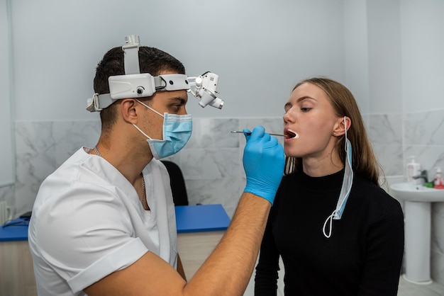Paciente do sexo feminino veio a uma consulta otorrinolaringológica com dor de garganta