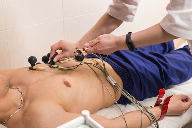 Paciente do sexo masculino com eletrocardiograma ECG no hospital