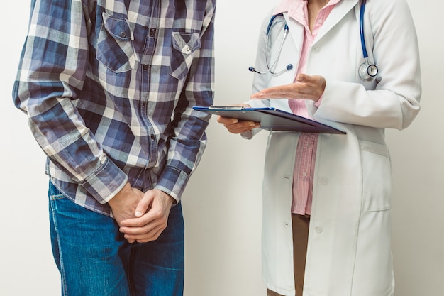 Foto paciente do sexo masculino em consulta com um médico.