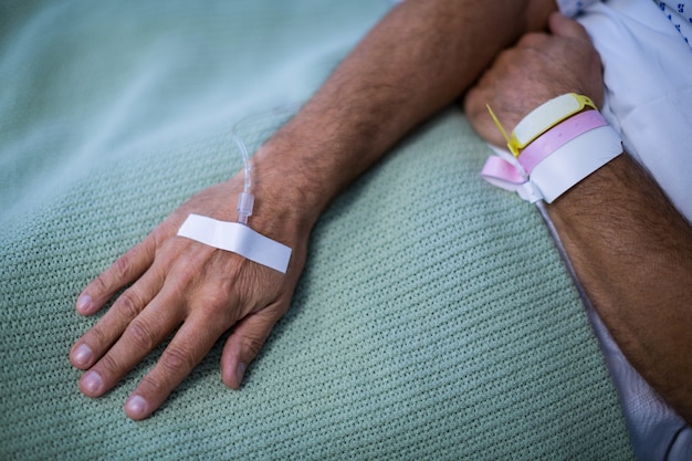 Foto paciente doente, recebendo um tratamento