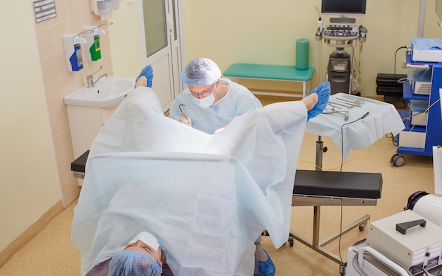 Foto paciente e médico no hospital durante colonoscopia closeup exame do paciente na cadeira proctológica