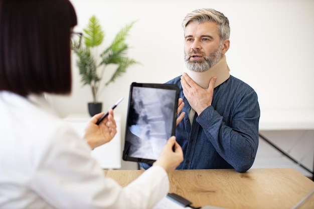 Paciente em colar cervical médico visitante no hospital