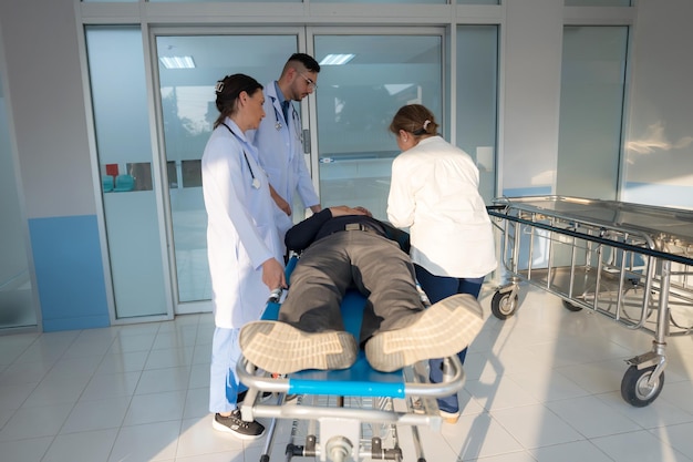 El paciente de emergencia está en una cama de hospital.