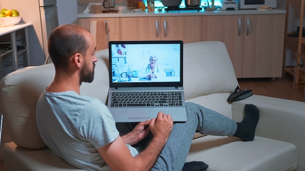 Paciente enfermo hablando con el médico durante la cita de telemedicina en línea